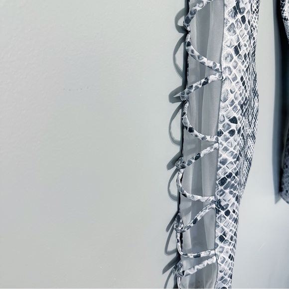 Good American Python Foil Zig Zag High Waisted Leggings - Picture 3 of 8